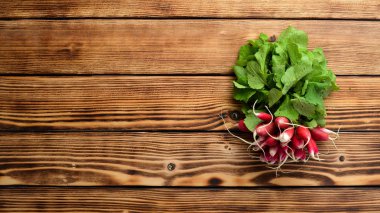 Tahta bir masada taze turp. Taze sebzeler. Üst te. Metin için boş alan.