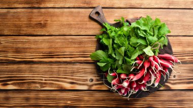 Tahta bir masada taze turp. Taze sebzeler. Üst te. Metin için boş alan.