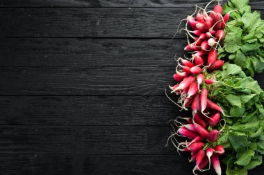 Tahta bir masada taze turp. Taze sebzeler. Üst te. Metin için boş alan.