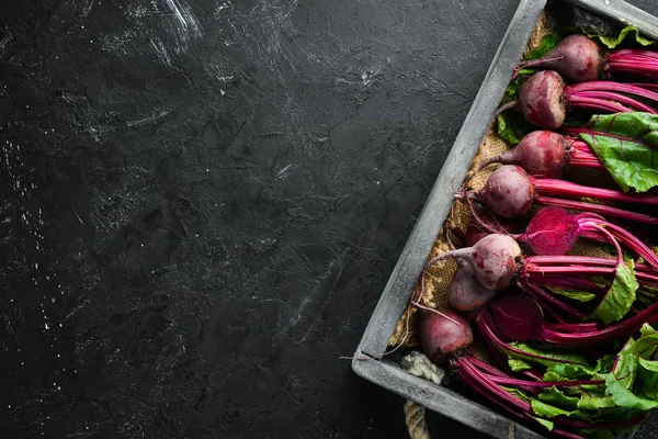 新鲜的甜菜根 有黑色石头背景上的叶子 健康食品 顶部视图 文本的可用空间 — 图库照片