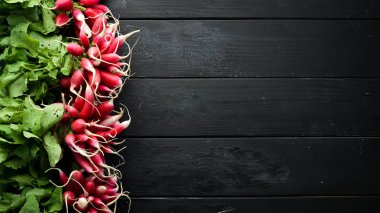 Tahta bir masada taze turp. Taze sebzeler. Üst te. Metin için boş alan.