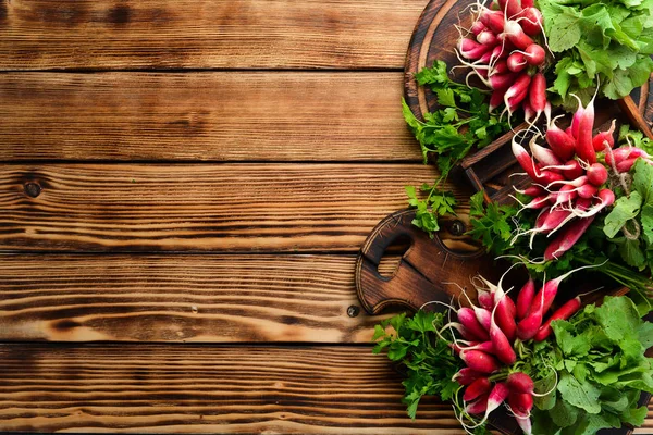 Tahta bir masada taze turp. Taze sebzeler. Üst te. Metin için boş alan.