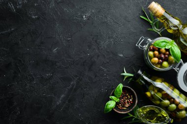 Zeytin Siyah taş arka plan üzerinde renkli zeytin seti. Üst te. Metniniz için boş alan.