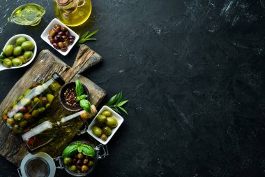 Zeytin Siyah taş arka plan üzerinde renkli zeytin seti. Üst te. Metniniz için boş alan.