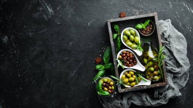 Zeytin Siyah taş arka plan üzerinde renkli zeytin seti. Üst te. Metniniz için boş alan.