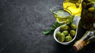 Zeytin Siyah taş arka plan üzerinde renkli zeytin seti. Üst te. Metniniz için boş alan.