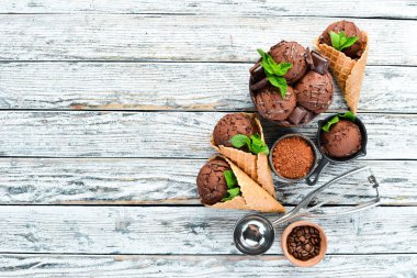 Beyaz ahşap arka planda çikolatalı dondurma. Üst te. Metniniz için boş alan.