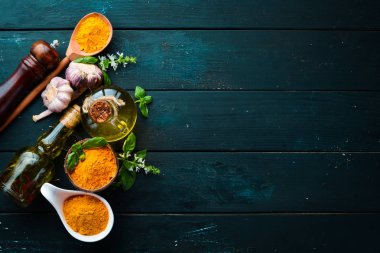 Zer -deçal. Siyah bir arka plan üzerinde baharat bir dizi. Kırmızı biber, acı biber. Üstte görüntü.