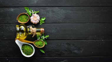 Siyah bir arka plan üzerinde yeşil baharat bir dizi. Fesleğen, Biberiye, Timman. Üstte görüntü.