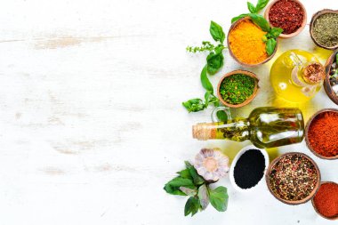 Beyaz arka plan üzerinde bir kase çeşitli baharatlar. Hint baharatları. Üstte görüntü.