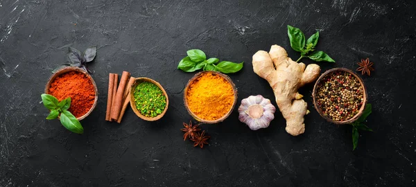 Färgglada Örter Och Kryddor För Matlagning Indiska Kryddor Svart Sten — Stockfoto