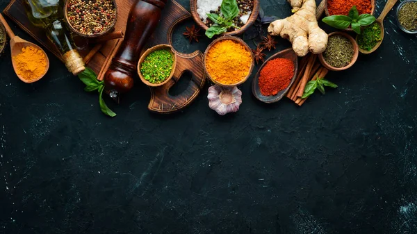 Bunte Kräuter Und Gewürze Zum Kochen Indische Gewürze Auf Schwarzem — Stockfoto