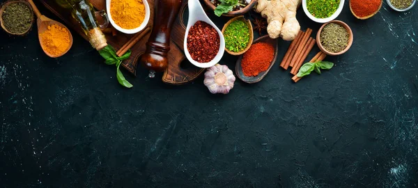 Kleurrijke Kruiden Specerijen Koken Indiase Kruiden Een Zwarte Stenen Achtergrond — Stockfoto