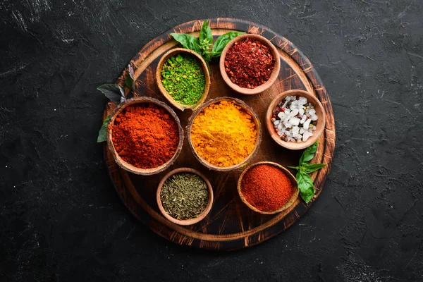 Kleurrijke Kruiden Specerijen Koken Indiase Kruiden Een Zwarte Stenen Achtergrond — Stockfoto
