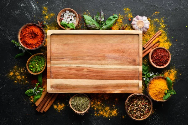 Färgglada Örter Och Kryddor För Matlagning Indiska Kryddor Svart Sten — Stockfoto