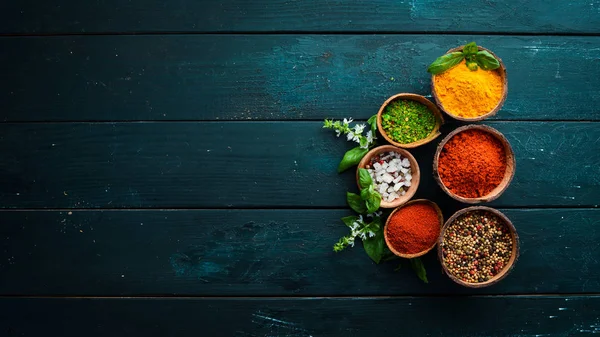 Grote Kruiden Kruiden Collectie Kommen Lepels Indiase Specerijen Een Zwarte — Stockfoto