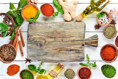 Beyaz arka plan üzerinde bir kase çeşitli baharatlar. Hint baharatları. Üstte görüntü.
