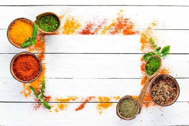 Beyaz arka plan üzerinde bir kase çeşitli baharatlar. Hint baharatları. Üstte görüntü.