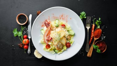 Pastırmalı Sebzeli Sezar Salatası. Ahşap bir arka plan üzerinde. Üst te. Metniniz için boş alan.