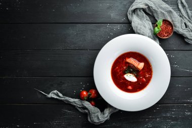 Borsch. Pancar çorbası. Ukrayna mutfağı. Ahşap bir arka plan üzerinde. Üst te. Metniniz için boş alan.