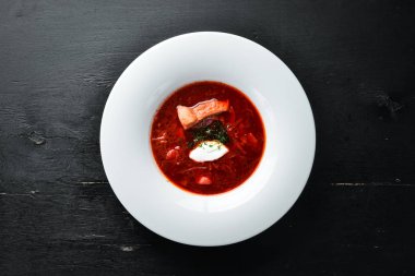 Borsch. Pancar çorbası. Ukrayna mutfağı. Ahşap bir arka plan üzerinde. Üst te. Metniniz için boş alan.