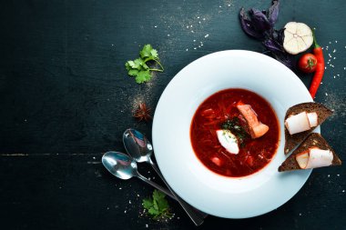 Borsch. Pancar çorbası. Ukrayna mutfağı. Ahşap bir arka plan üzerinde. Üst te. Metniniz için boş alan.