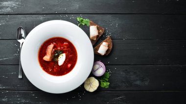 Borsch. Pancar çorbası. Ukrayna mutfağı. Ahşap bir arka plan üzerinde. Üst te. Metniniz için boş alan.