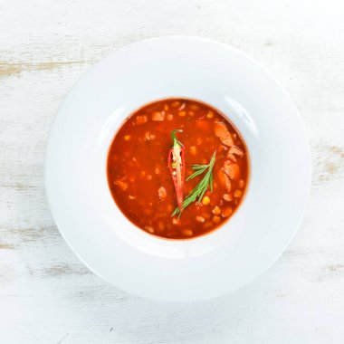 Mısır ve sebzeli domates çorbası. Ahşap bir arka plan üzerinde. Üst te. Metniniz için boş alan.