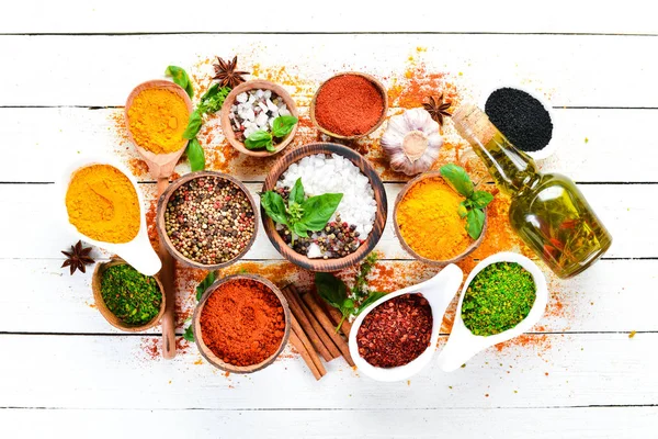 Verschillende Specerijen Witte Achtergrond Het Woord Spice Indische Specerijen Top — Stockfoto