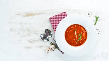 Mısır ve sebzeli domates çorbası. Ahşap bir arka plan üzerinde. Üst te. Metniniz için boş alan.