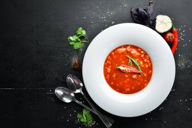 Mısır ve sebzeli domates çorbası. Ahşap bir arka plan üzerinde. Üst te. Metniniz için boş alan.