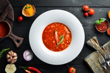Mısır ve sebzeli domates çorbası. Ahşap bir arka plan üzerinde. Üst te. Metniniz için boş alan.
