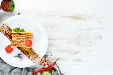 Lazanya. İtalyan mutfağı. Ahşap bir arka plan üzerinde. Üst te. Metniniz için boş alan.
