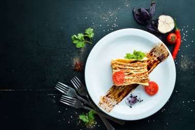 Lazanya. İtalyan mutfağı. Ahşap bir arka plan üzerinde. Üst te. Metniniz için boş alan.