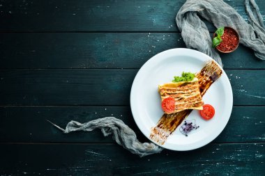 Lazanya. İtalyan mutfağı. Ahşap bir arka plan üzerinde. Üst te. Metniniz için boş alan.