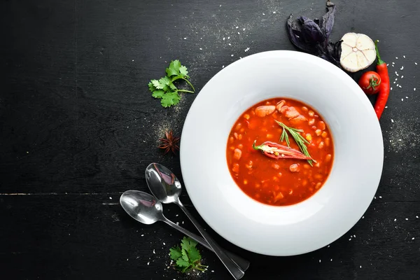 Mısır ve sebzeli domates çorbası. Ahşap bir arka plan üzerinde. Üst te. Metniniz için boş alan.