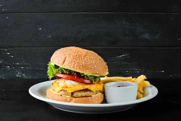 Burger Cielęciny Sera Warzyw Fast Food Drewnianym Tle Widok Góry — Zdjęcie stockowe