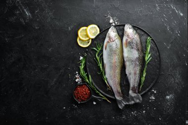 Tabakta çiğ balık alabalığı. Üst te. Metniniz için boş alan.