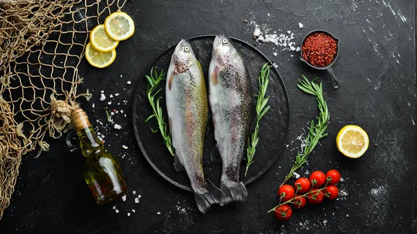 Tabakta çiğ balık alabalığı. Üst te. Metniniz için boş alan.