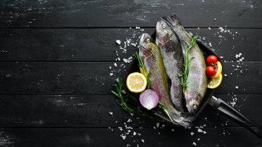 Tavada çiğ balık. Balık alabalığı. Üst te. Metniniz için boş alan.