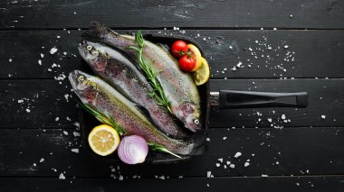 Tavada çiğ balık. Balık alabalığı. Üst te. Metniniz için boş alan.