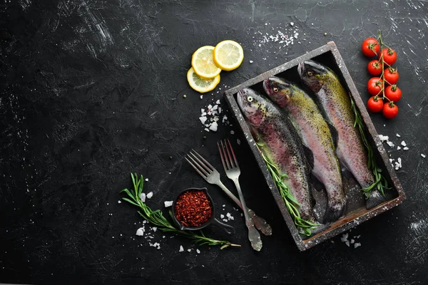 Rohe Fischforelle Mit Gemüse Auf Schwarzem Steinhintergrund Ansicht Von Oben — Stockfoto