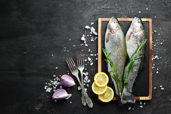 Pescado Crudo Con Verduras Sobre Fondo Madera Negra Trucha Pescado — Foto de Stock