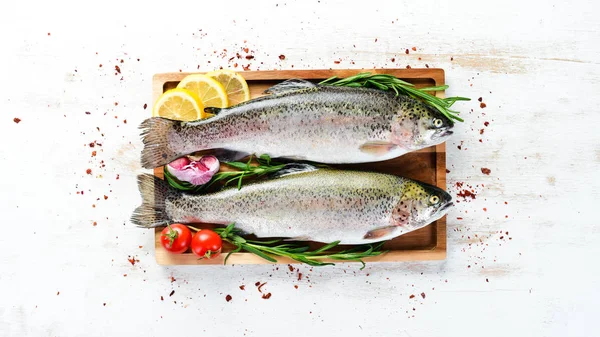 Pescado Crudo Con Verduras Sobre Fondo Madera Blanca Trucha Pescado — Foto de Stock