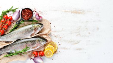 Beyaz ahşap arka planda çiğ balık. Balık alabalığı. Üst Manzara. Metnin için boş yer.