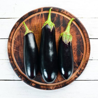 Beyaz ahşap arka planda taze patlıcan. Sebze. Üst te. Ücretsiz kopyalama alanı.