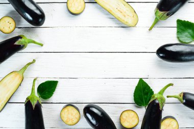 Beyaz ahşap arka planda taze patlıcan. Sebze. Üst te. Ücretsiz kopyalama alanı.