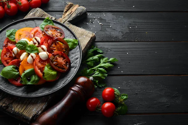 Caprese Salad Black Plate Tomatoes Mozzarella Cheese Basil Top View — Stock Photo, Image