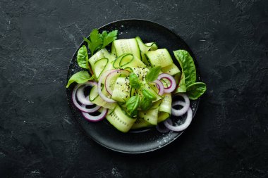 Taze salatalık ve soğan salatası. Üst te. Metniniz için boş alan.