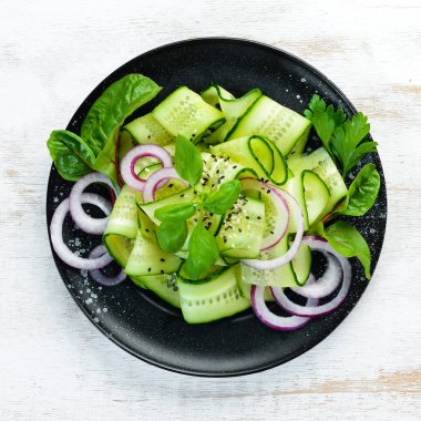 Taze salatalık ve soğan salatası. Üst te. Metniniz için boş alan.